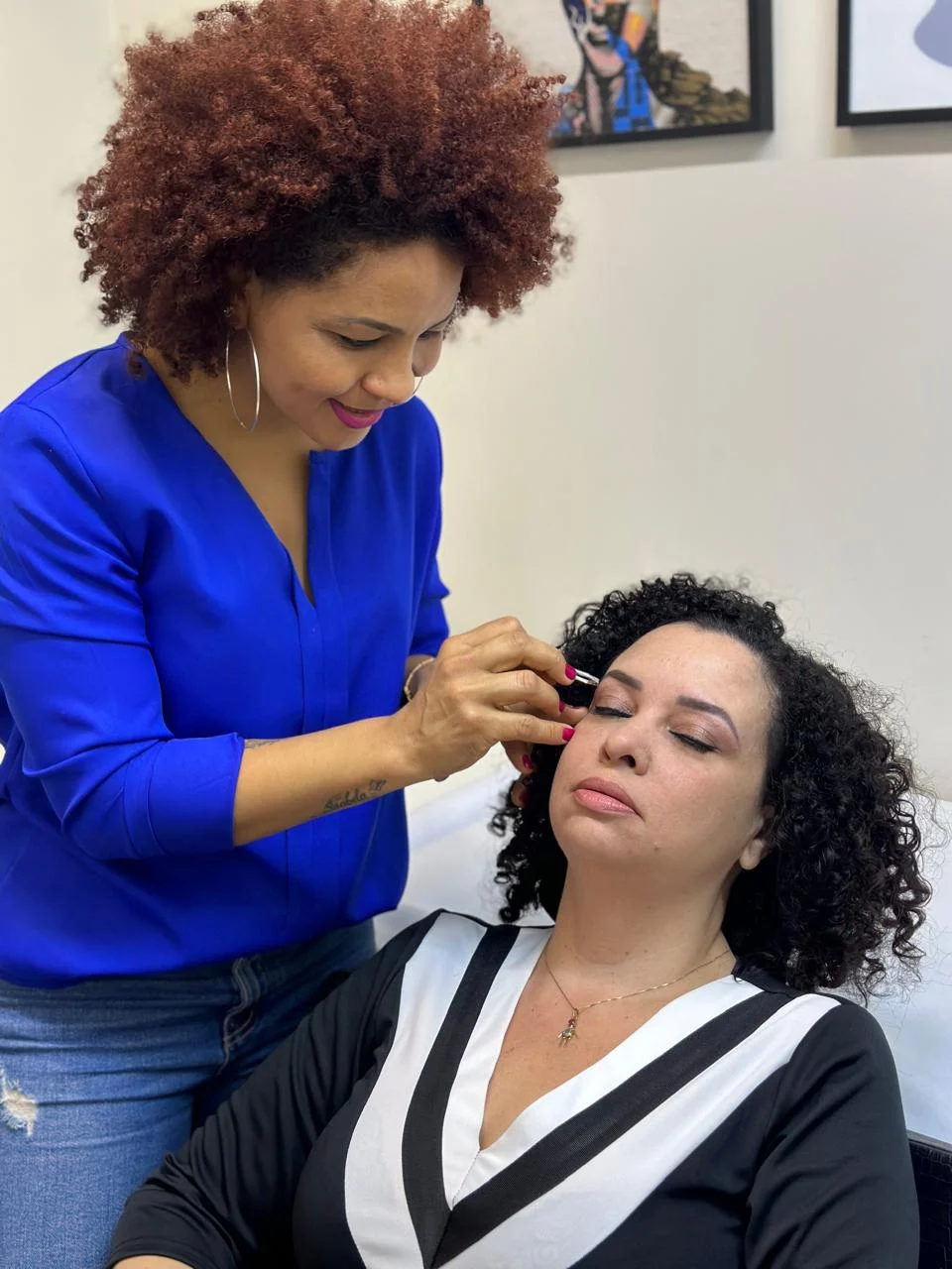 Eliana realizando um atendimento no salão